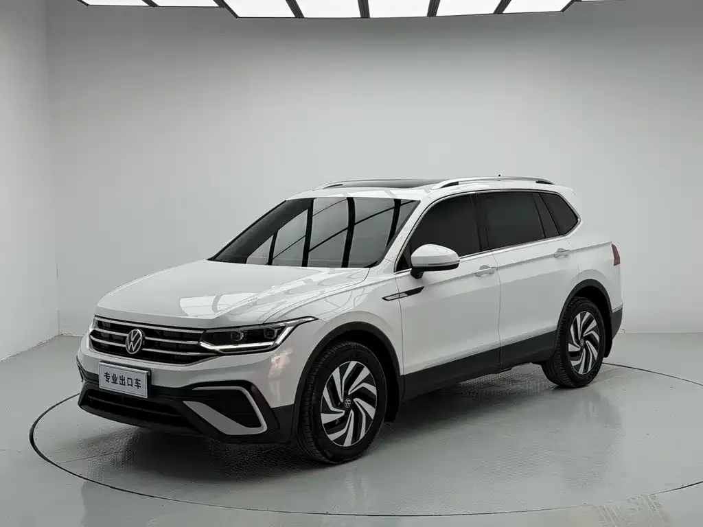 Volkswagen Tiguan L — фото 1
