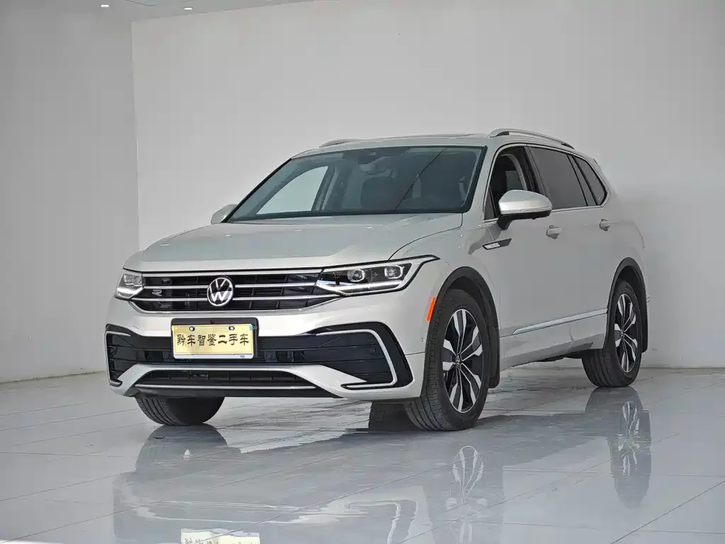 Volkswagen Tiguan L — фото 1