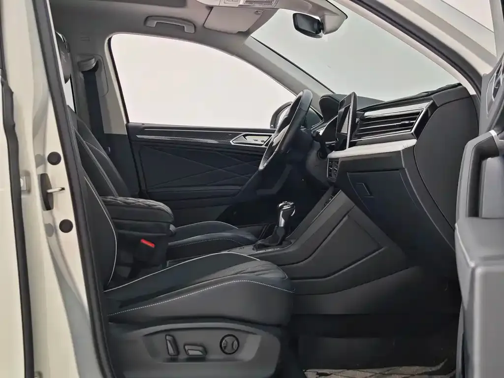 Volkswagen Tiguan L — фото 7