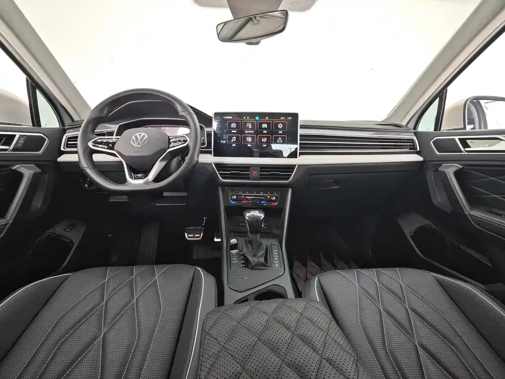 Volkswagen Tiguan L — фото 8