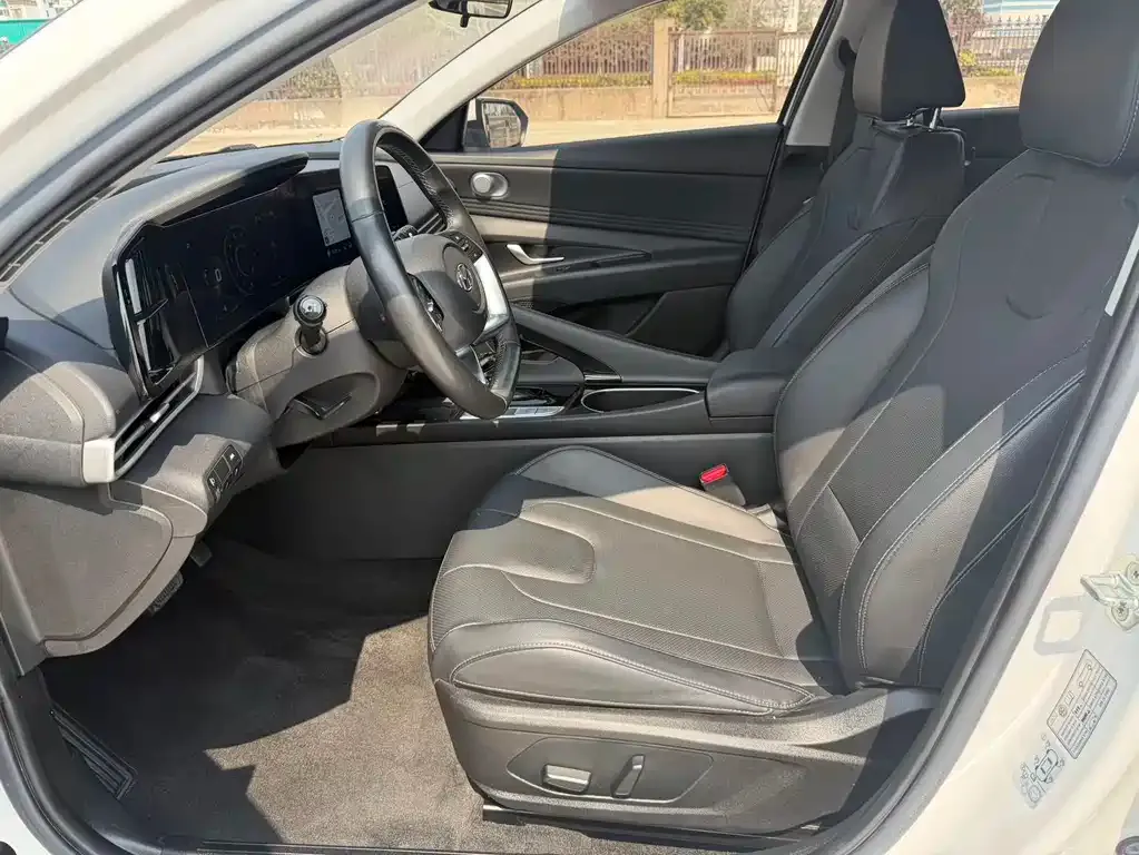 Hyundai Elantra — фото 10
