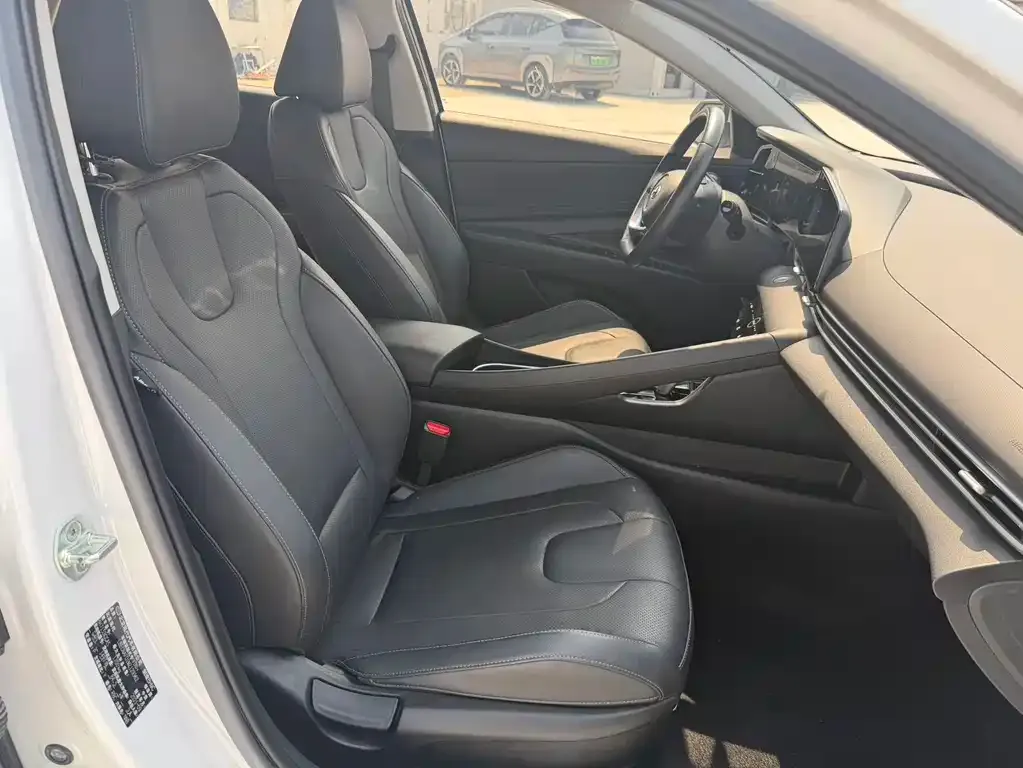 Hyundai Elantra — фото 2