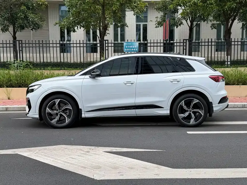 Audi Q4 e-tron — фото 10