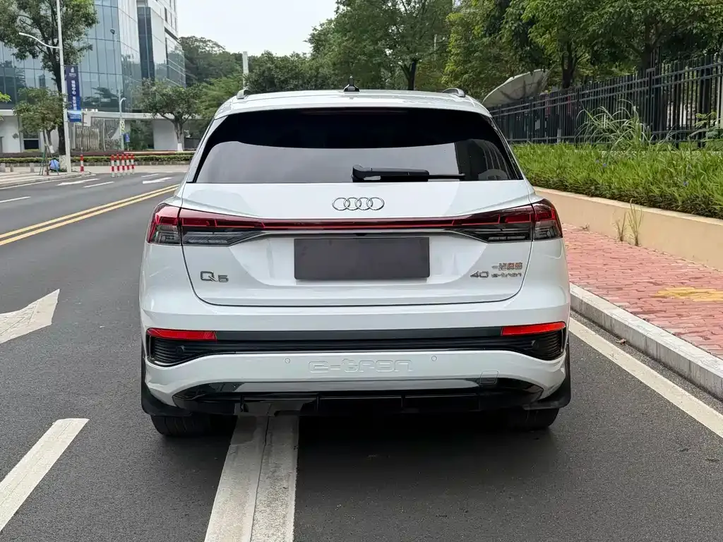 Audi Q4 e-tron — фото 6