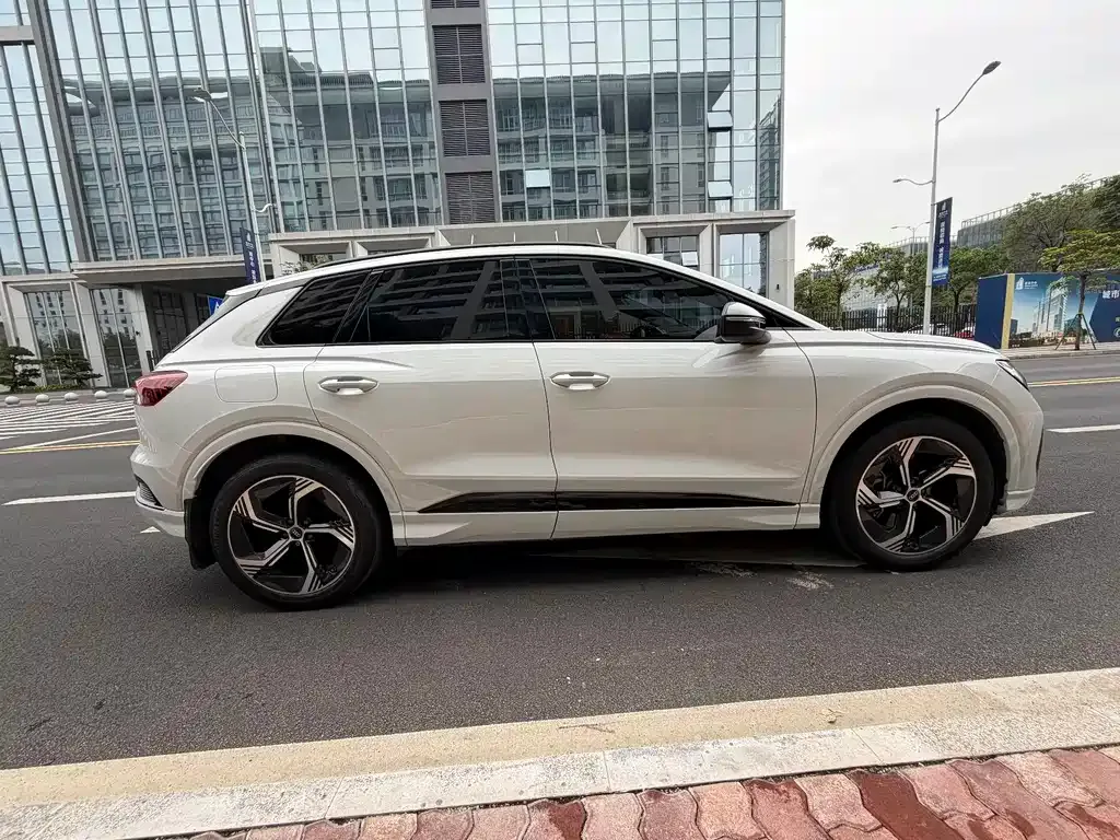 Audi Q4 e-tron — фото 4