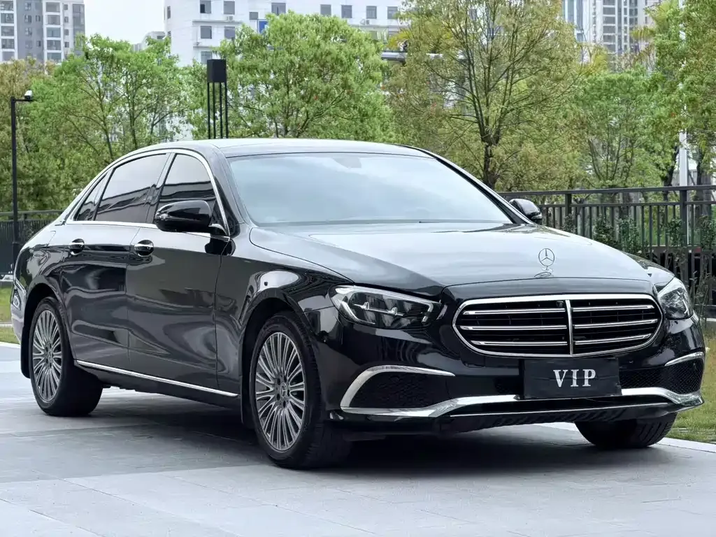 Mercedes-Benz E-Class — фото 1