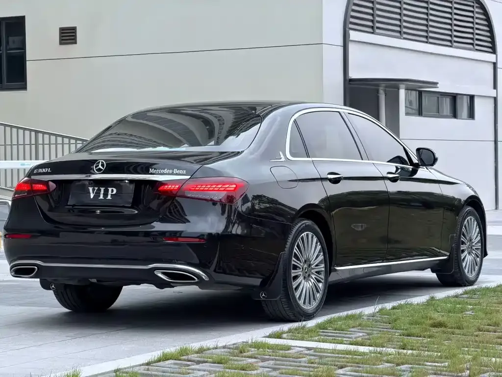 Mercedes-Benz E-Class — фото 7