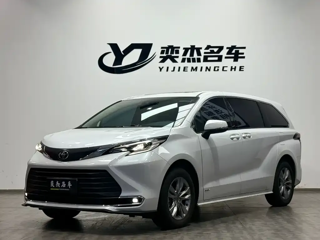 Toyota Sienna — фото 1