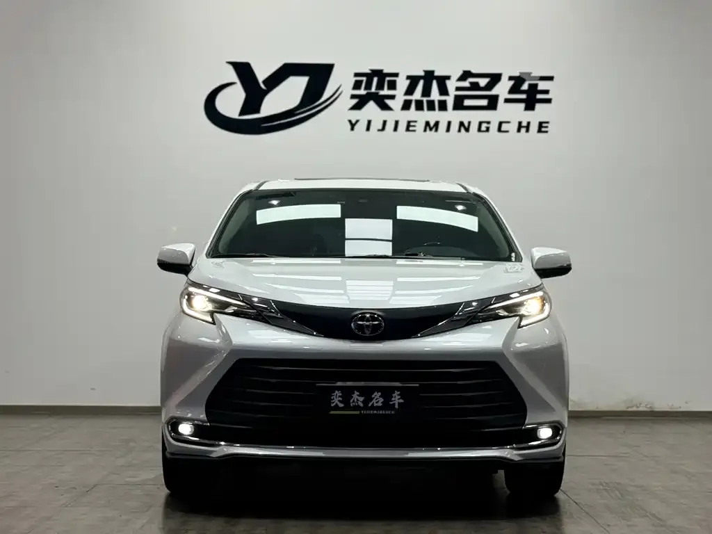 Toyota Sienna — фото 10