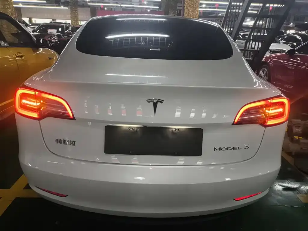 Tesla Model 3 — фото 7