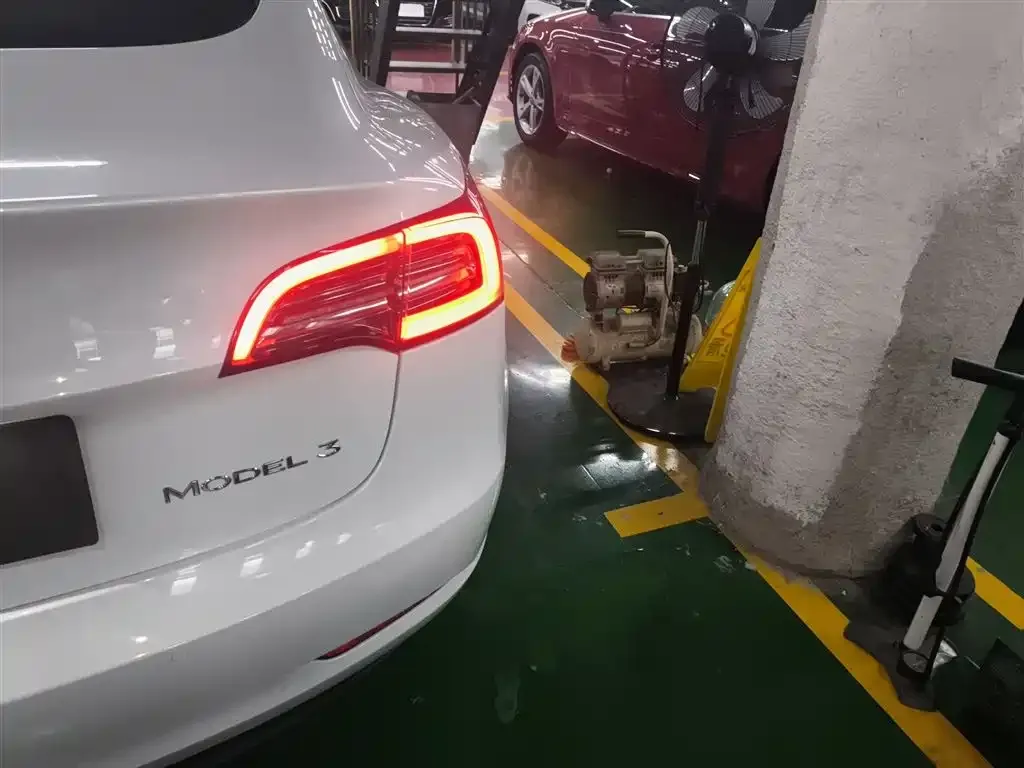 Tesla Model 3 — фото 10