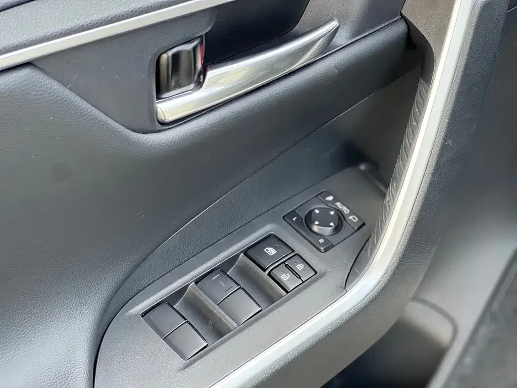 Toyota RAV4 — фото 5