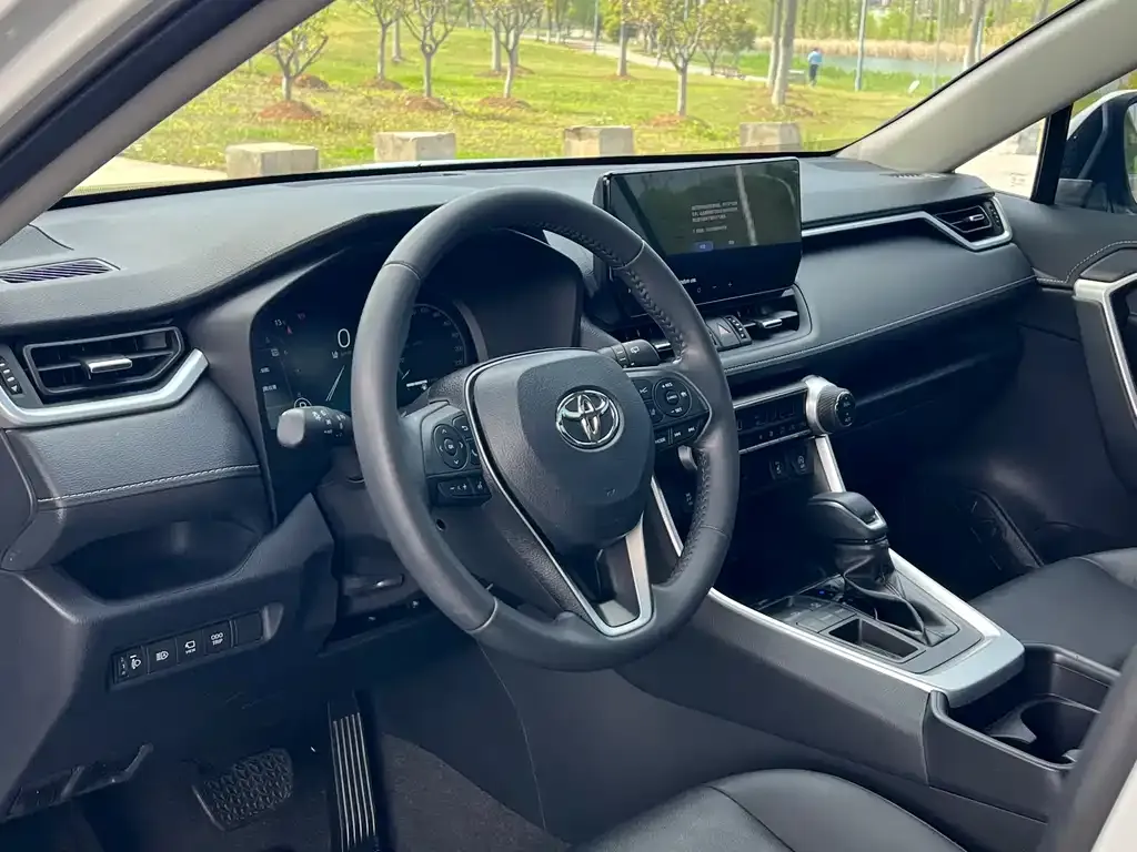 Toyota RAV4 — фото 3