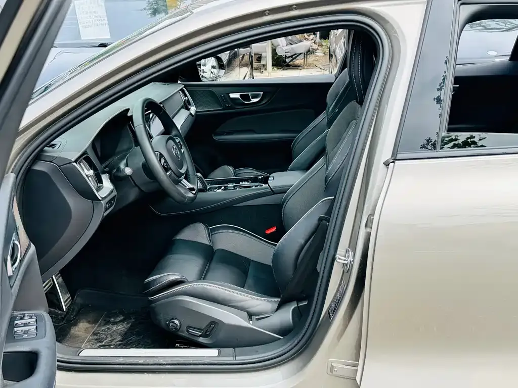 Volvo XC60 PHEV 2021 из CN, фото 2