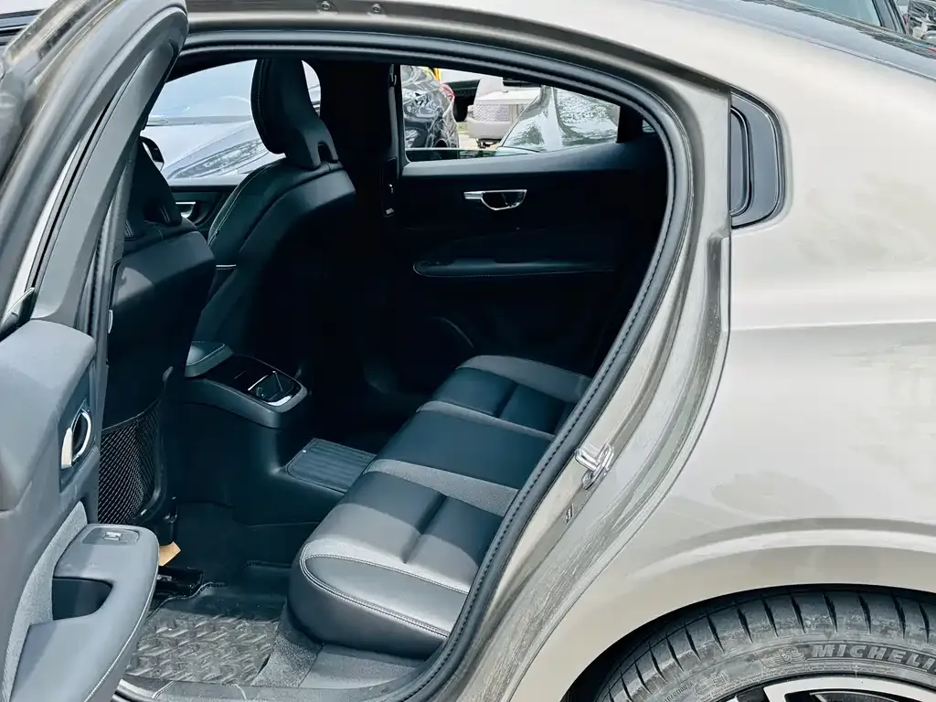 Volvo XC60 PHEV 2021 из CN, фото 3