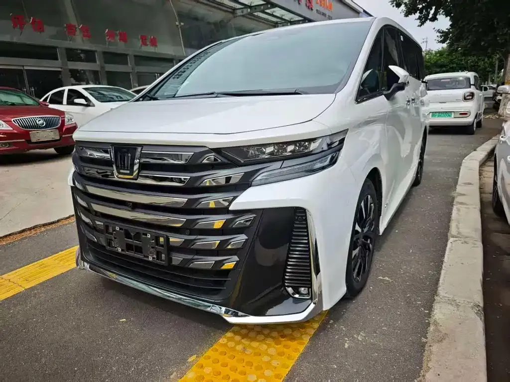 Toyota Vellfire — фото 1