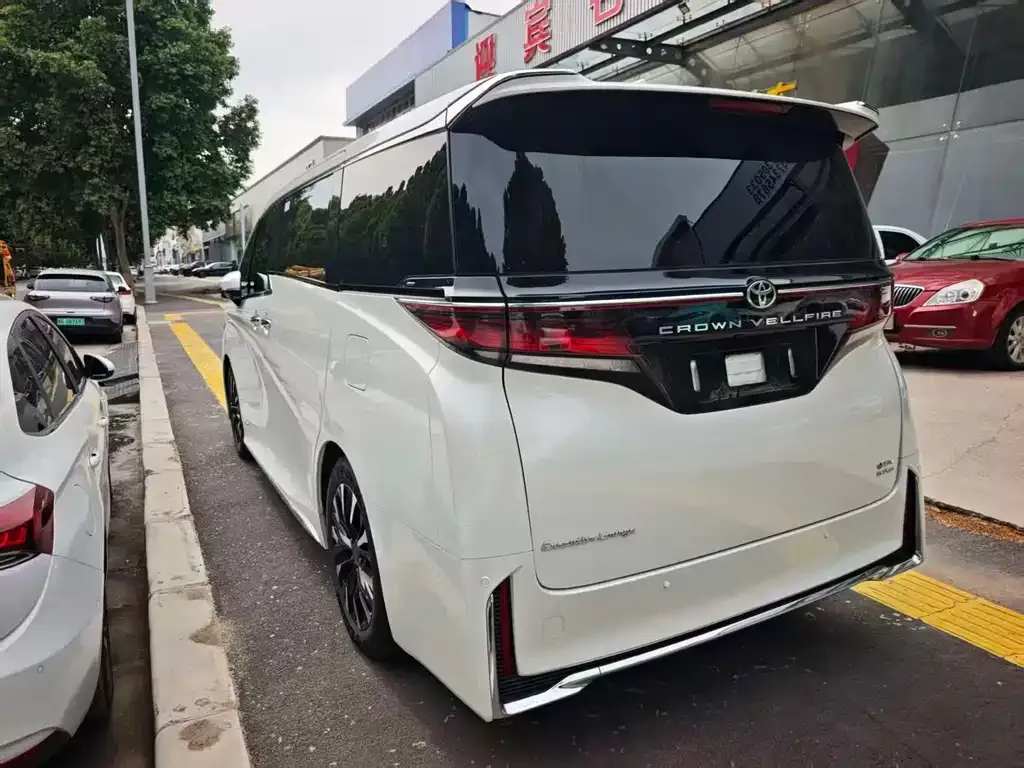 Toyota Vellfire — фото 2