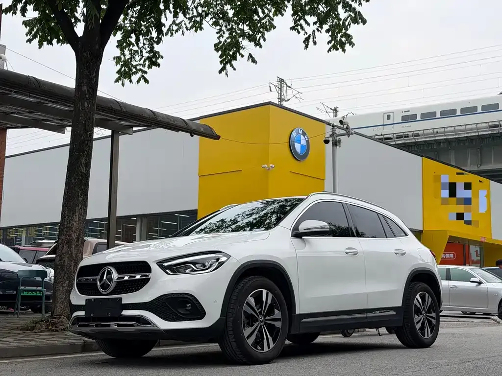 Mercedes-Benz GLA 220 1