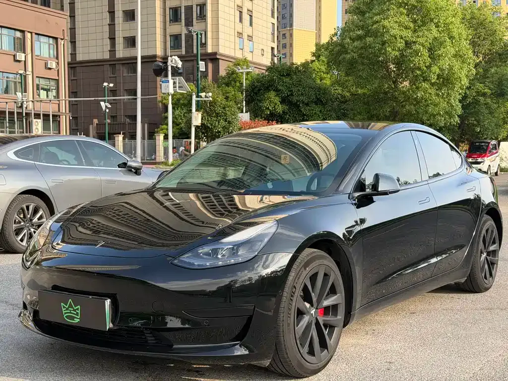 Tesla Model 3 — фото 1