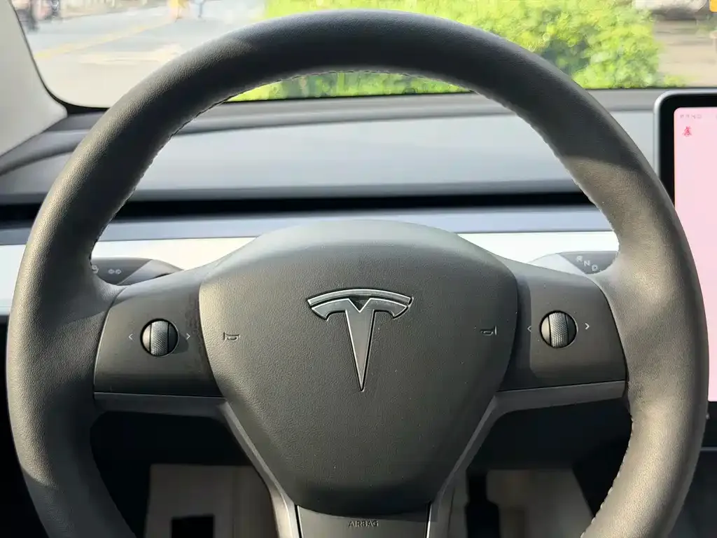 Tesla Model 3 — фото 7