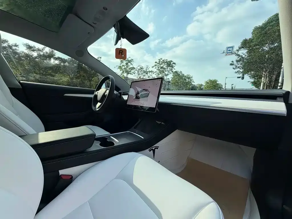 Tesla Model 3 — фото 10