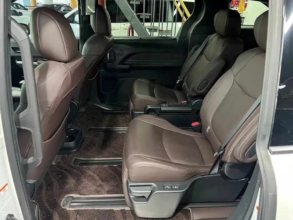 Toyota Granvia — фото 2