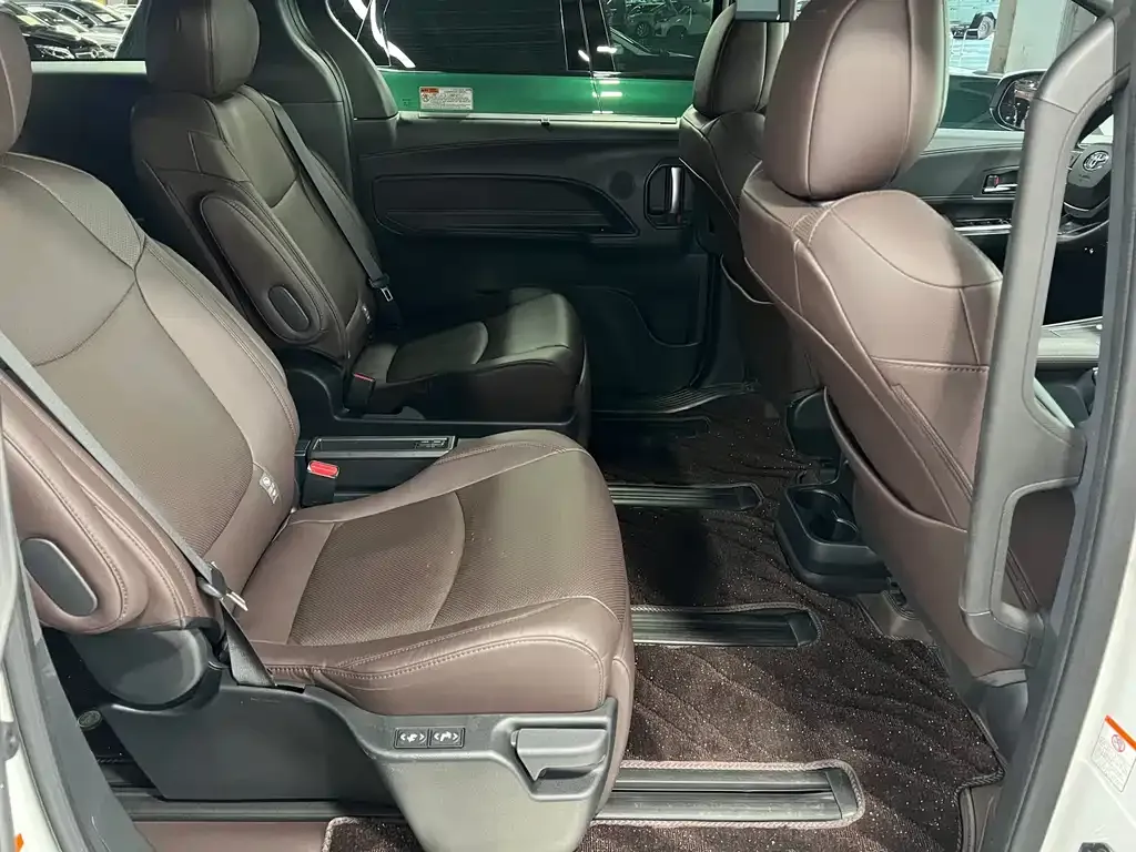 Toyota Granvia — фото 7