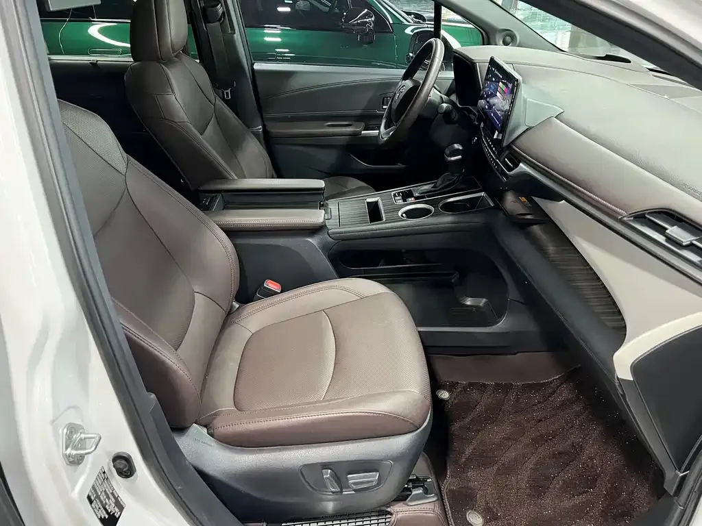 Toyota Granvia — фото 3