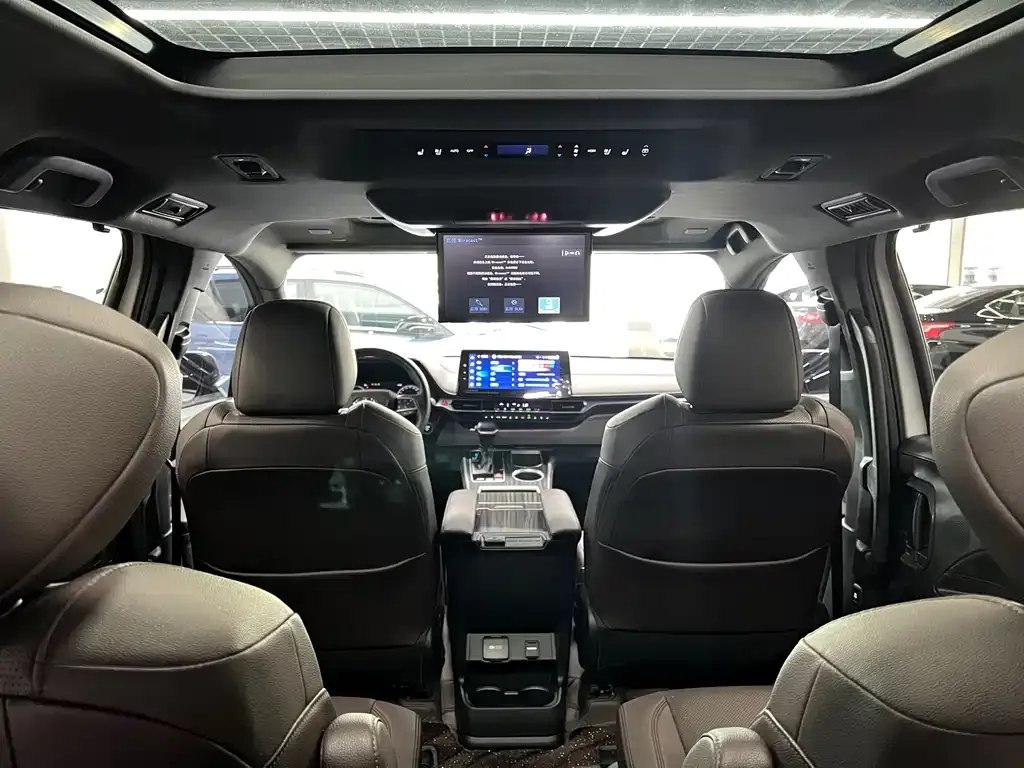 Toyota Granvia — фото 6