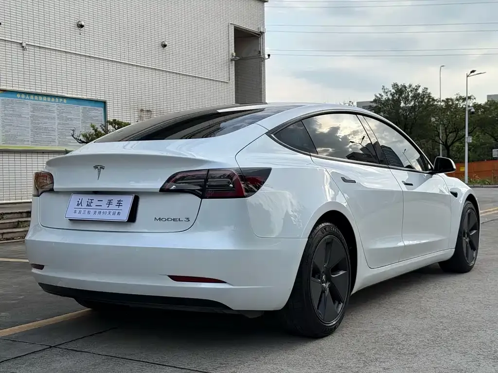 Tesla Model 3 — фото 9