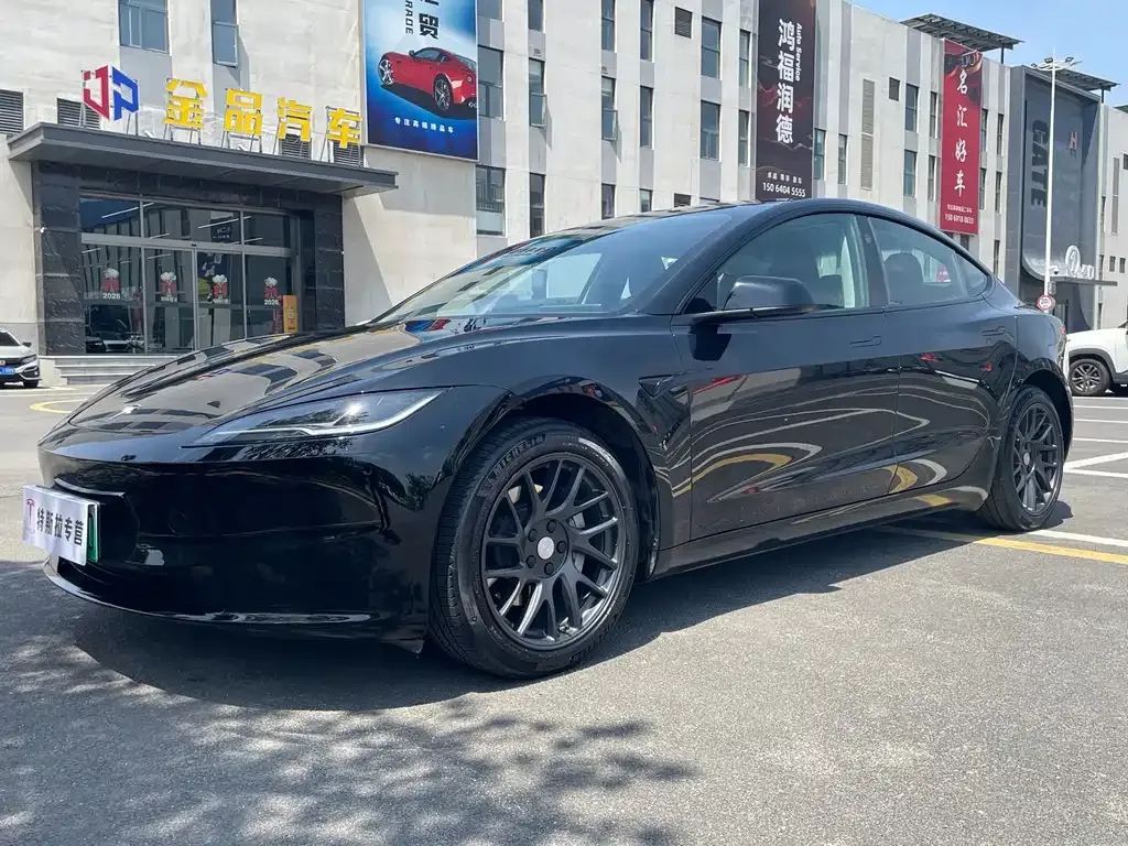 Tesla Model 3 — фото 1