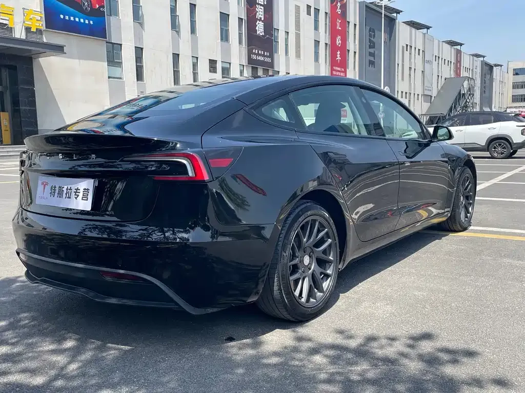 Tesla Model 3 — фото 9