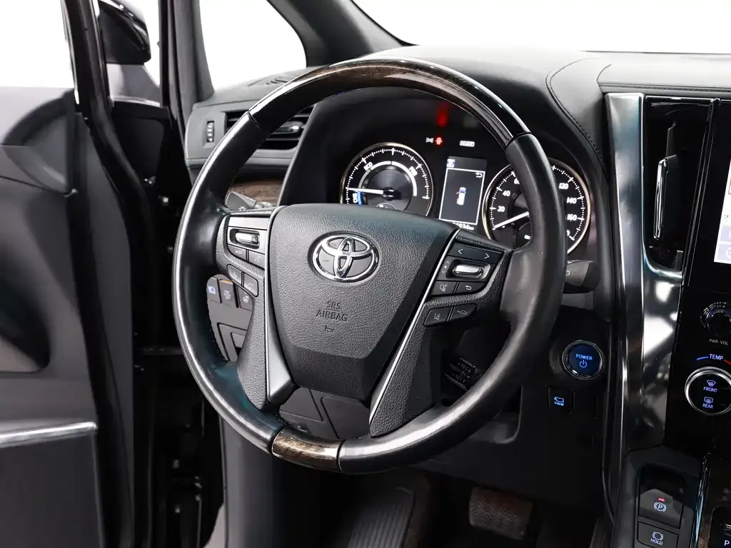 Toyota Alphard — фото 8