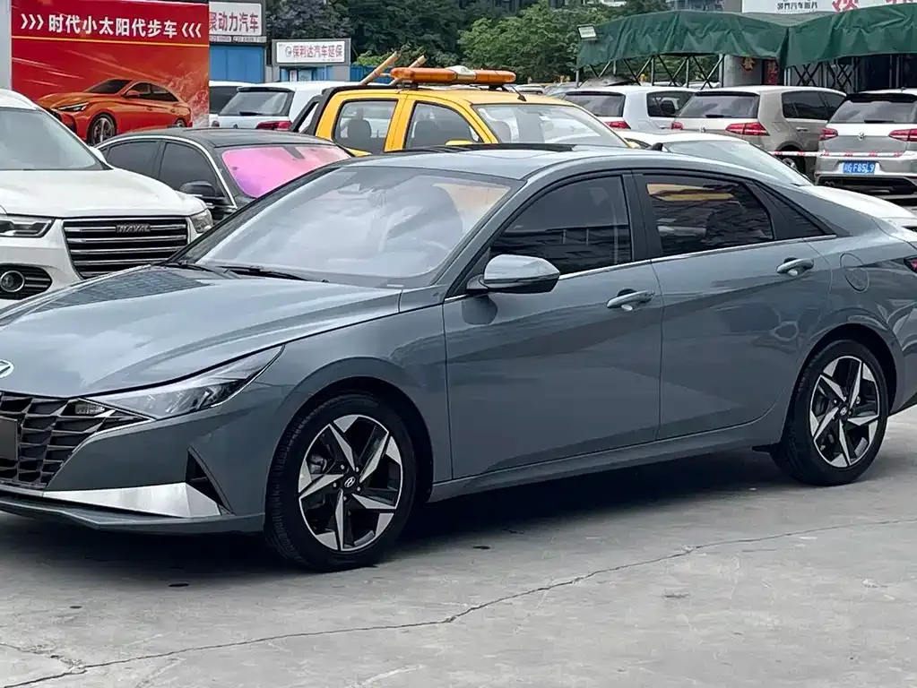 Hyundai Elantra — фото 1