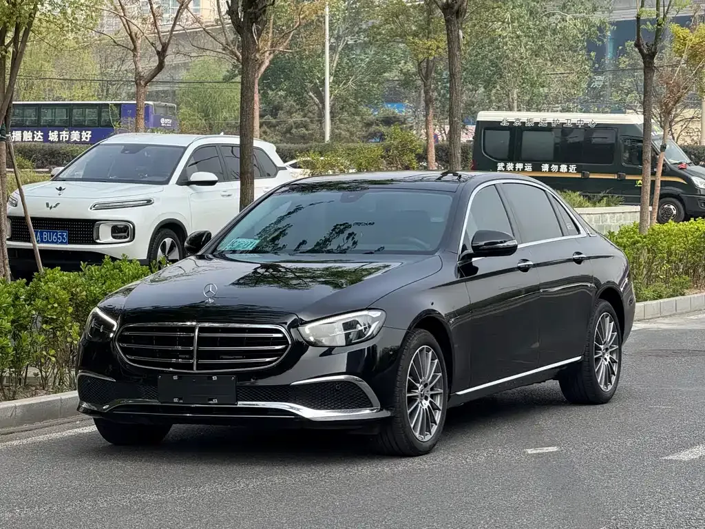 Mercedes-Benz E-Class — фото 1