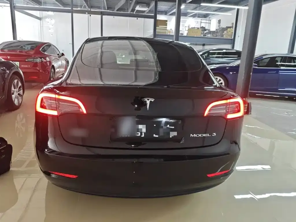 Tesla Model 3 — фото 10