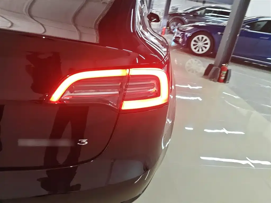 Tesla Model 3 — фото 8