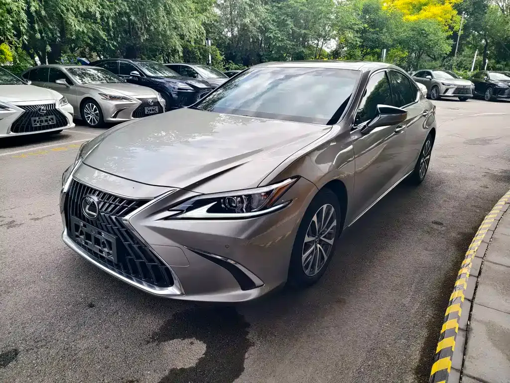 Lexus ES — фото 1