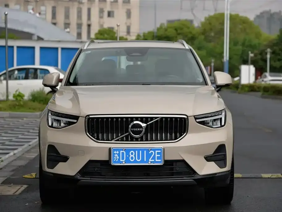 Volvo XC40 — фото 1