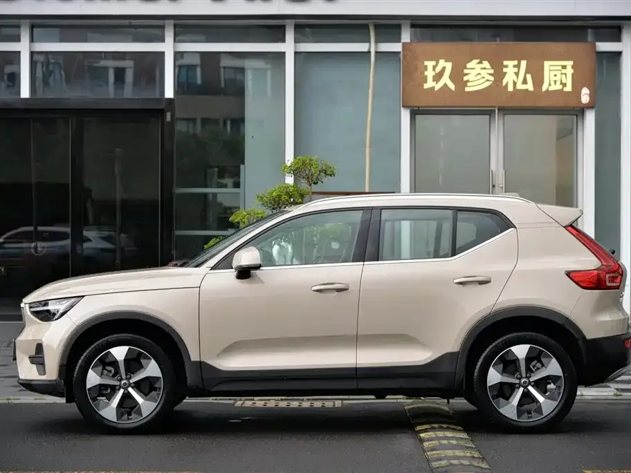 Volvo XC40 — фото 10