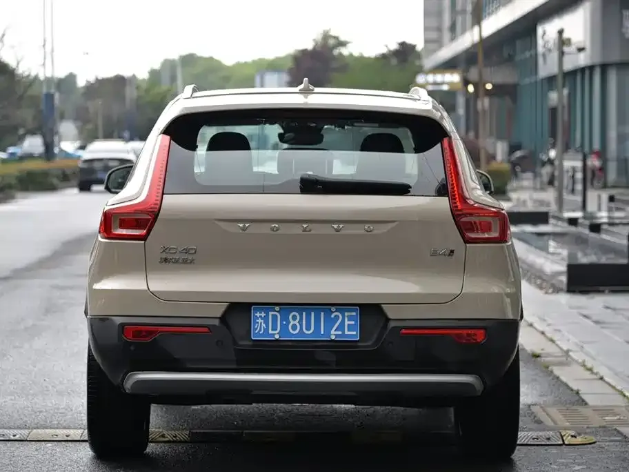 Volvo XC40 — фото 8