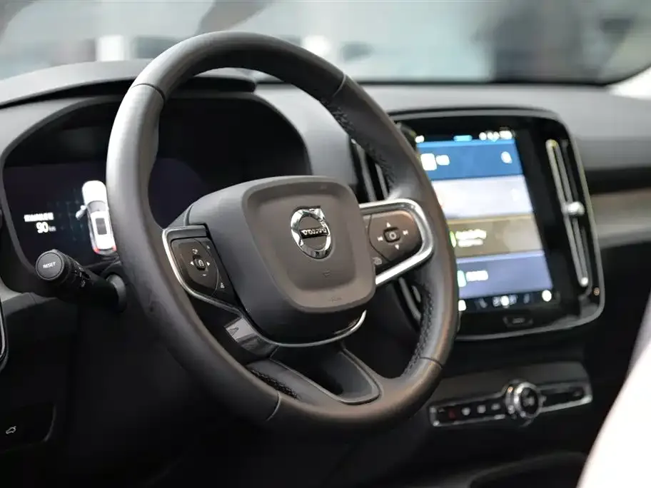 Volvo XC40 — фото 6