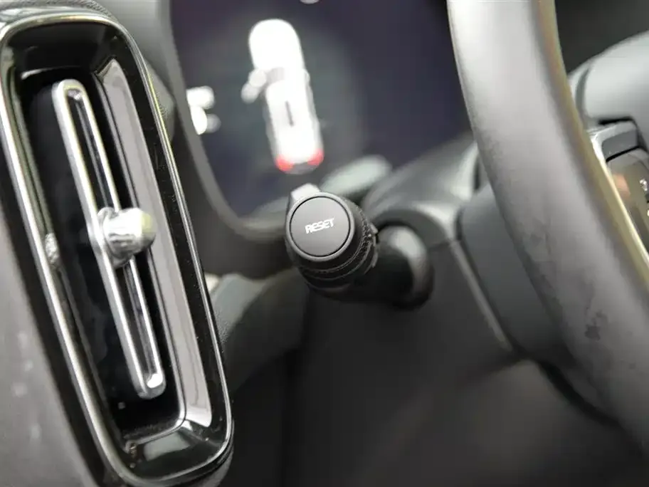 Volvo XC40 — фото 7