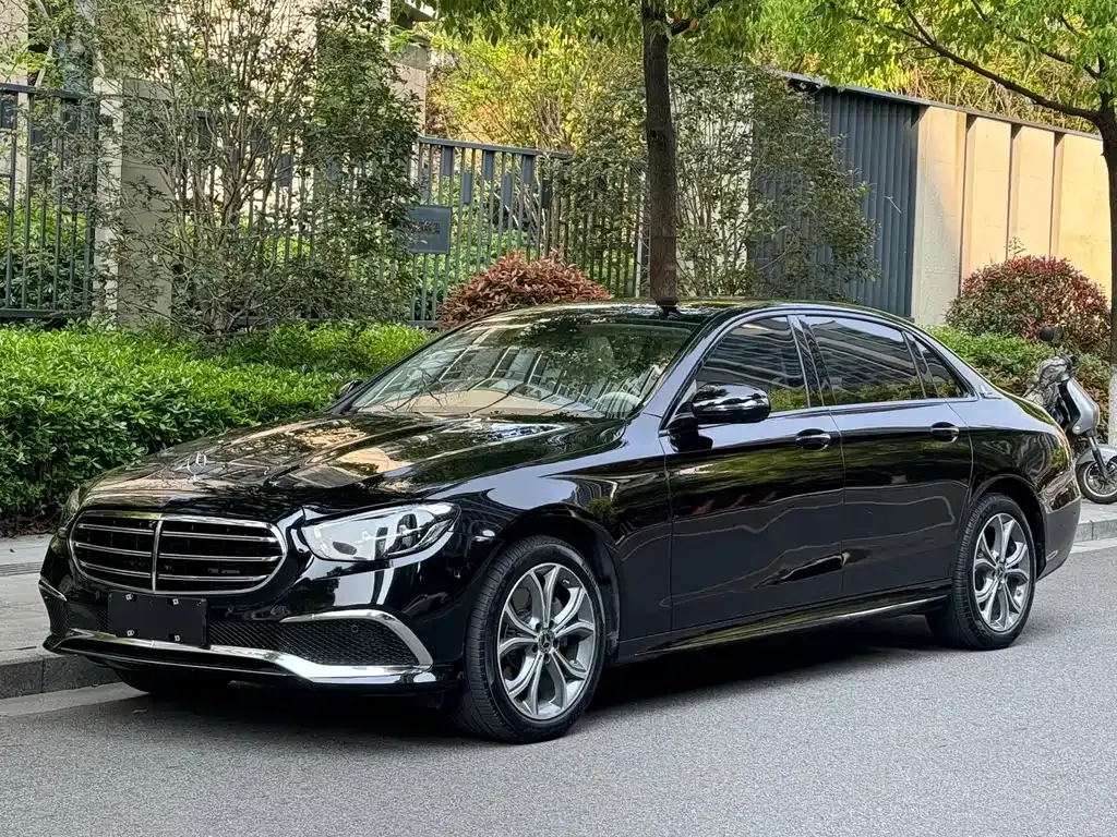 Mercedes-Benz E-Class — фото 1