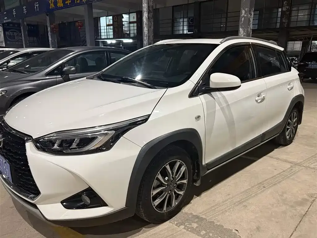 Toyota Yaris L — фото 1