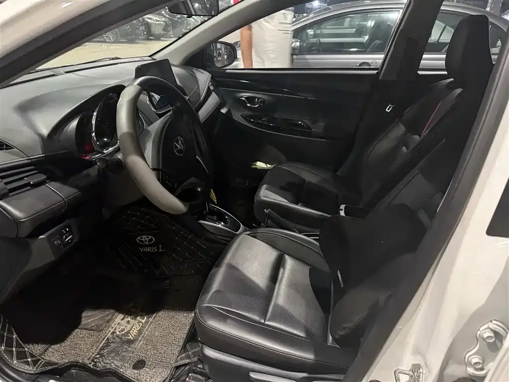 Toyota Yaris L — фото 7