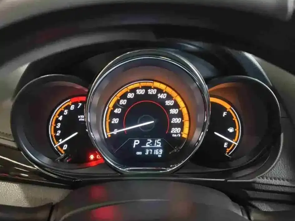 Toyota Yaris L — фото 2