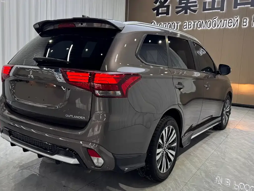 Mitsubishi Outlander — фото 10
