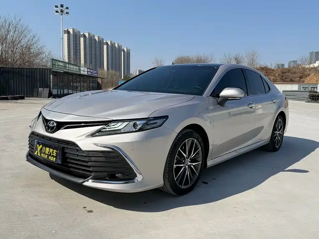 Toyota Camry — фото 1