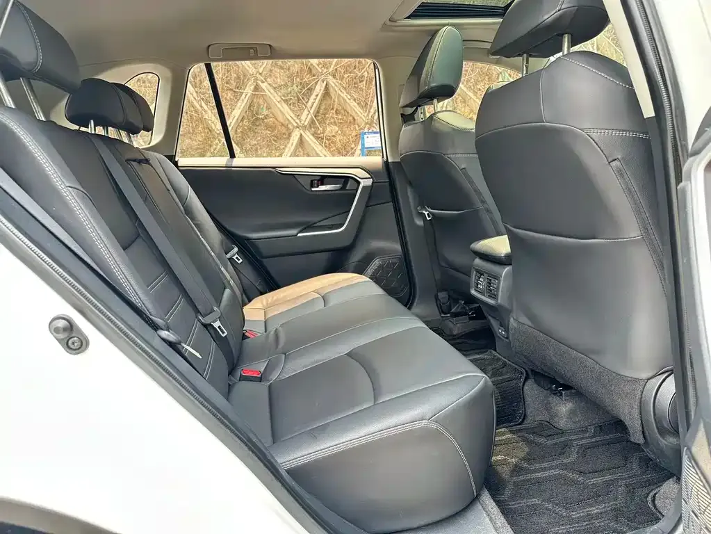 Toyota RAV4 — фото 6